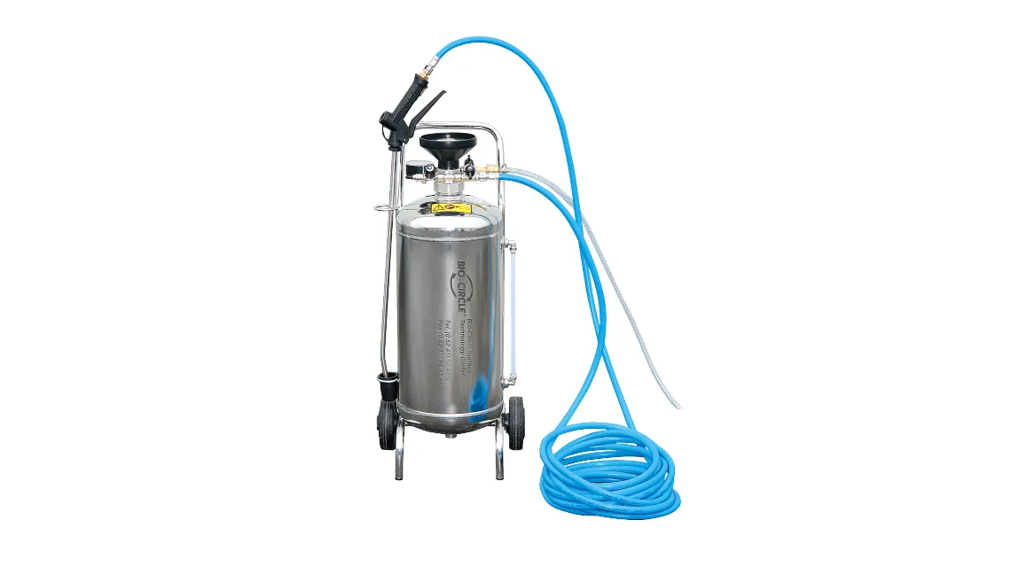 Compressed air-fed foam sprayer for industries